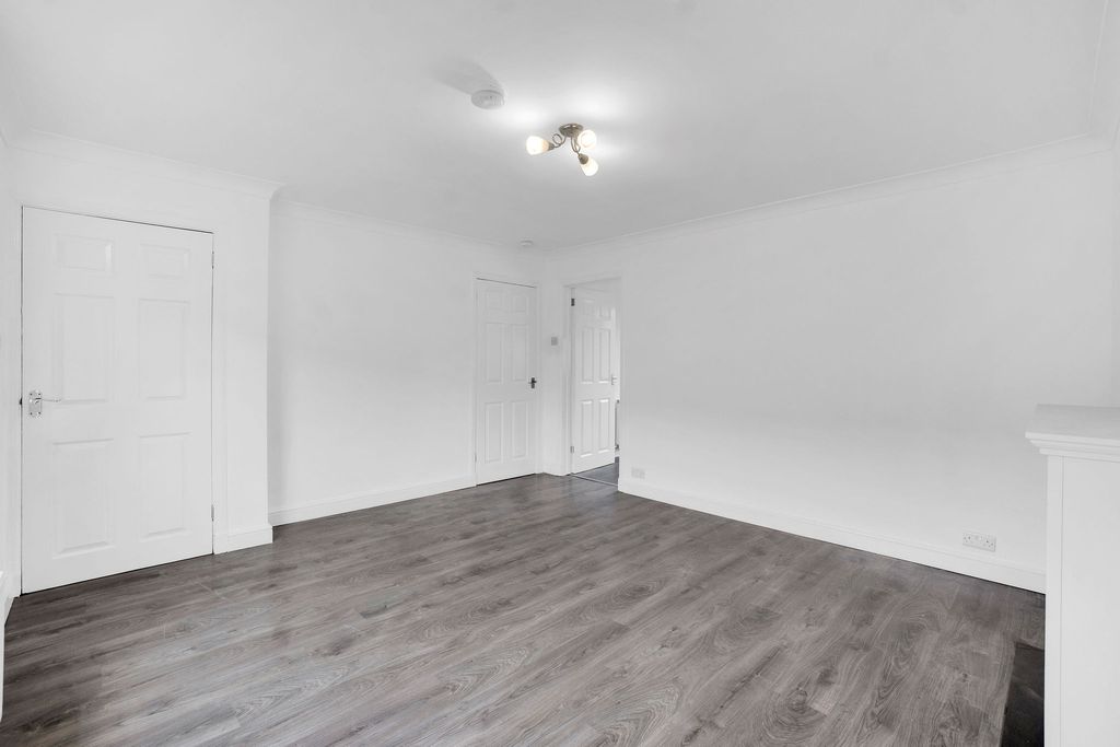 Property photo 3 of 17 Lounge