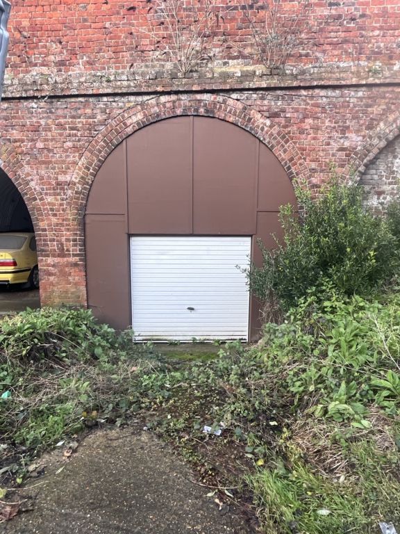 Property photo 1 of 2 The Front Of An Arch.