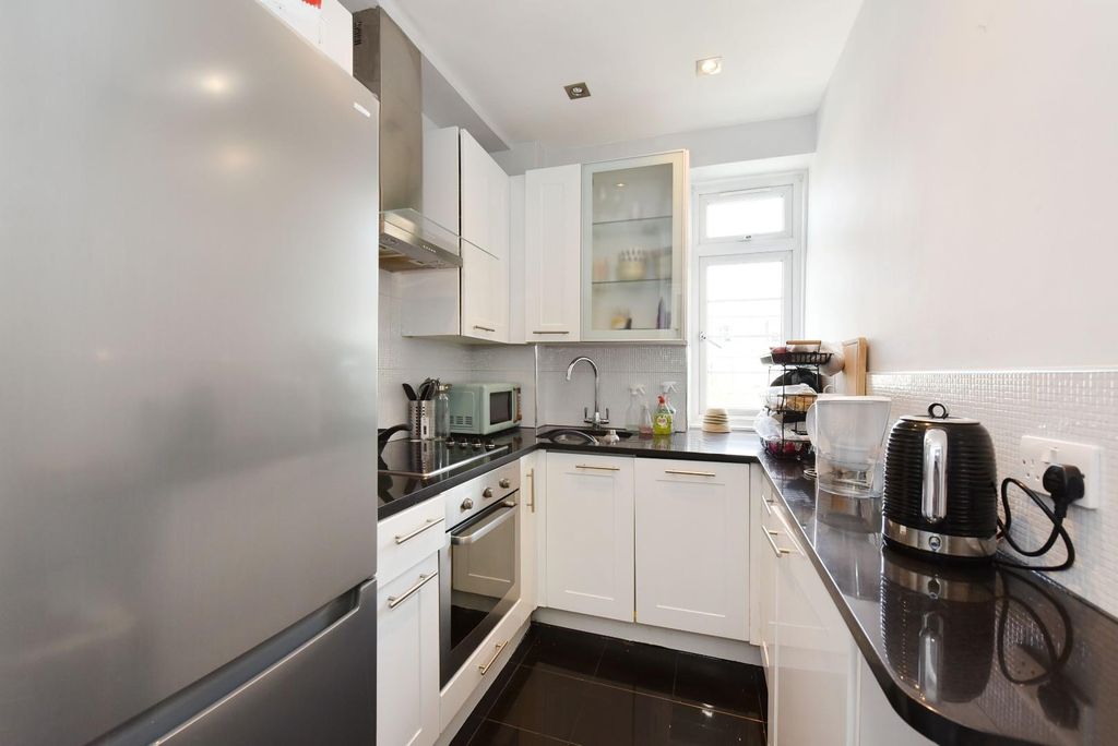 Property photo 3 of 9 Flat 98, Chatsworth Court (2).Jpg