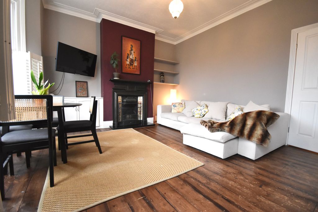 Property photo 2 of 11 Lounge 