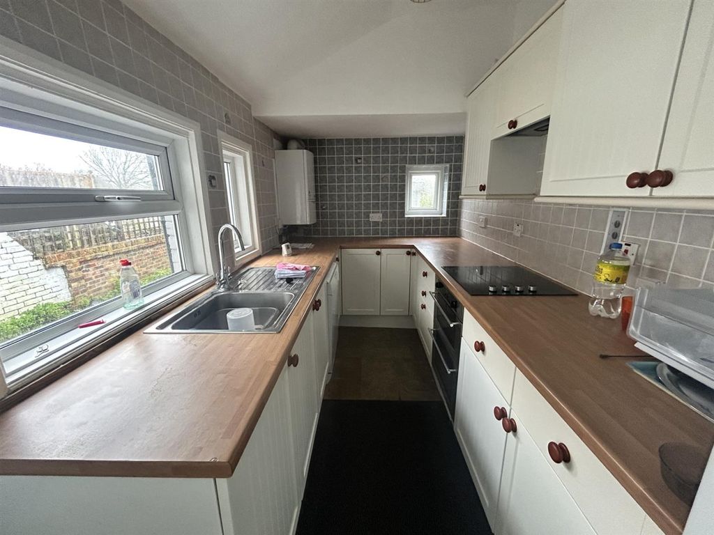 Property photo 3 of 17 01323 438506