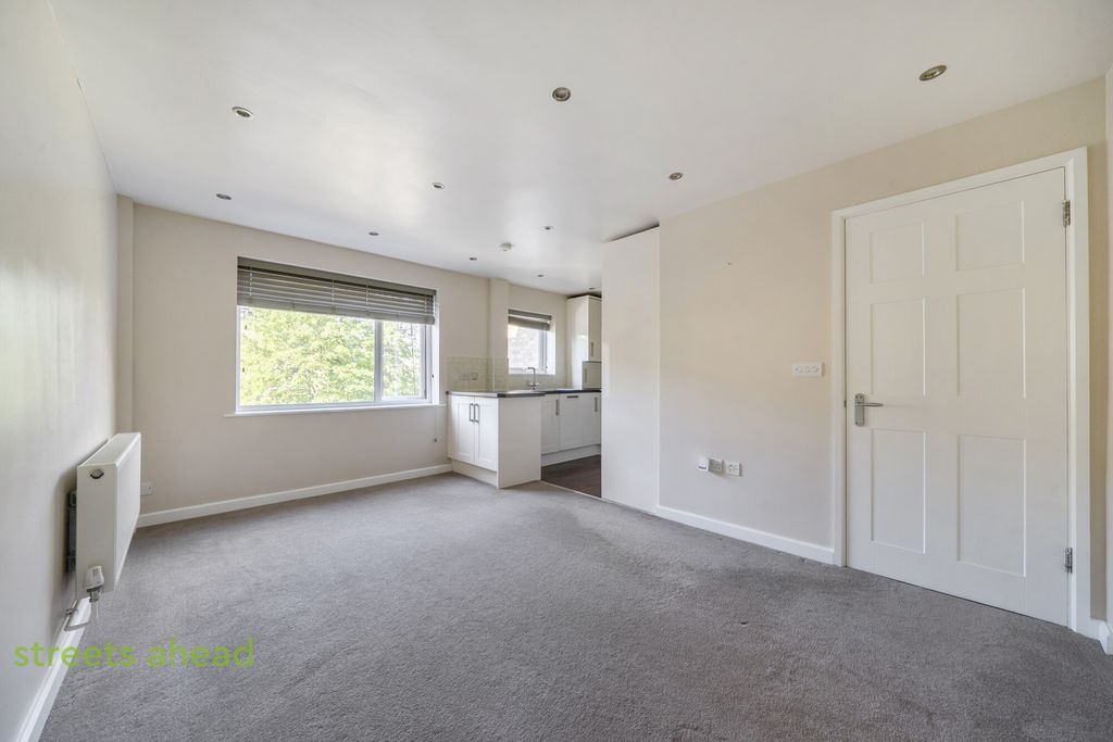Property photo 2 of 14 c629Fa33-Bb29-45E...