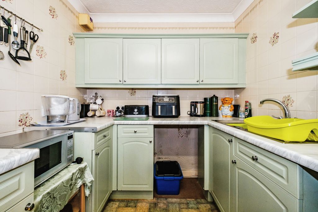 Property photo 2 of 10 Kitchen
