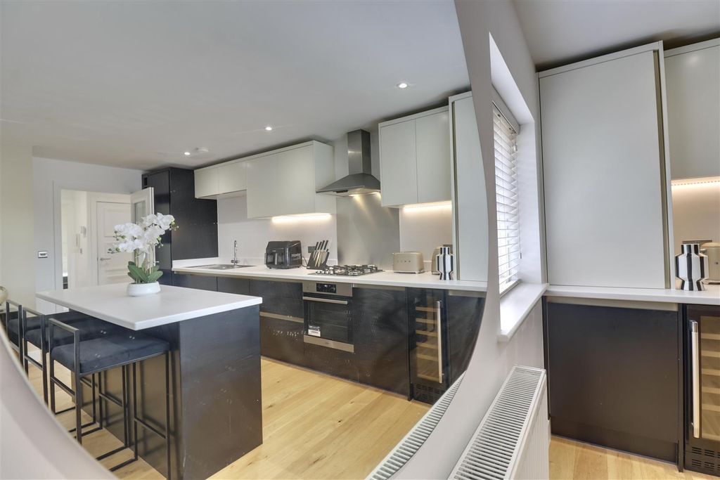 Property photo 1 of 14 12D9A372-5247-4D6D-8368-B80A48B9B091_1_201_A.Jpeg