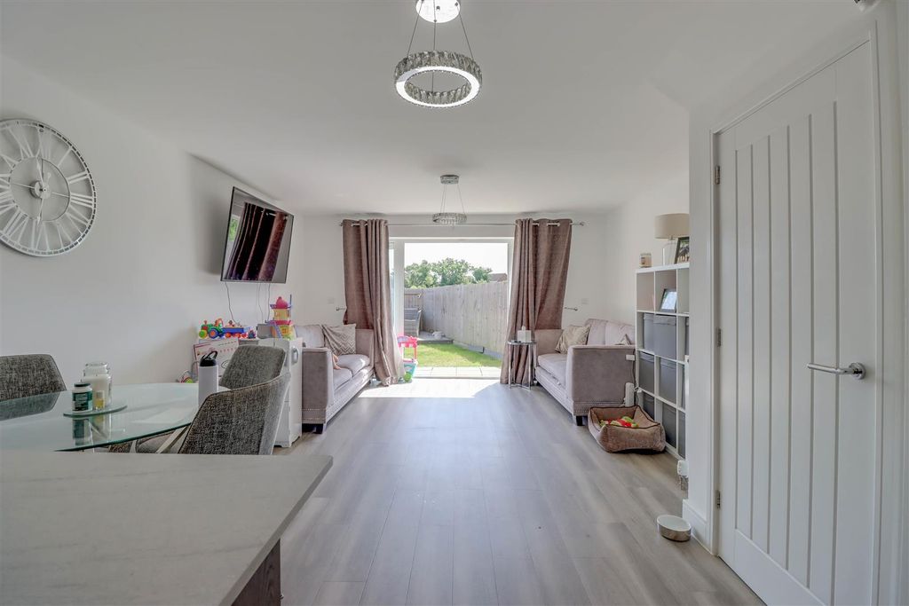 Property photo 3 of 15 85 Andrewes Way Rayleigh-14.Jpg