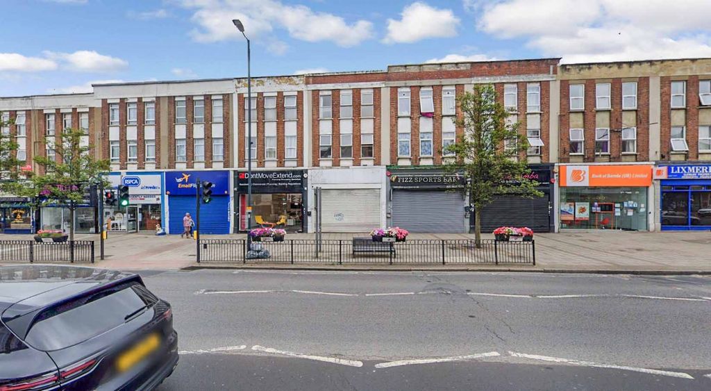 Property photo 1 of 15 Two Bedroom 2nd Floor Flat To Rent