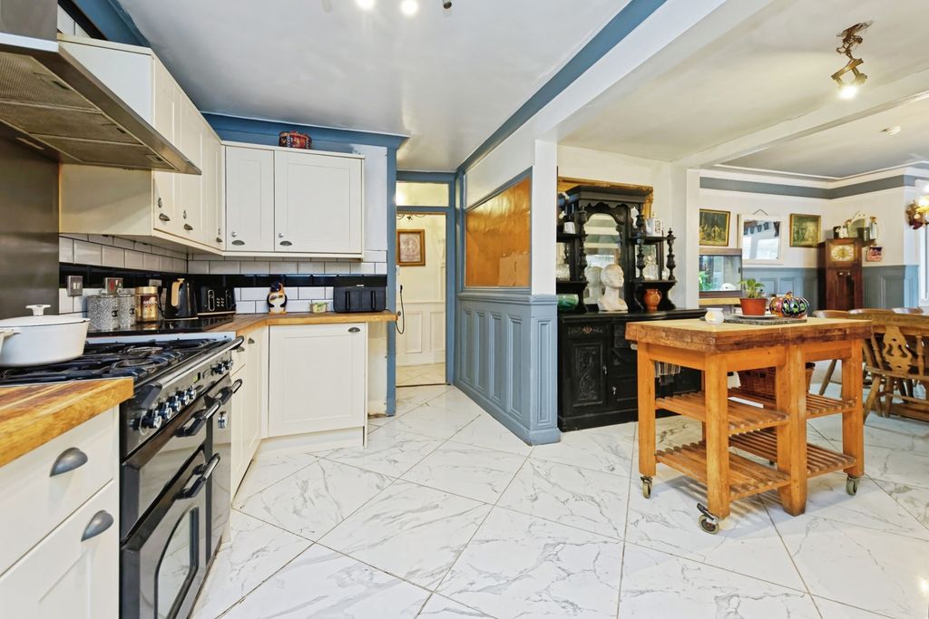 Property photo 3 of 32 Kitchen