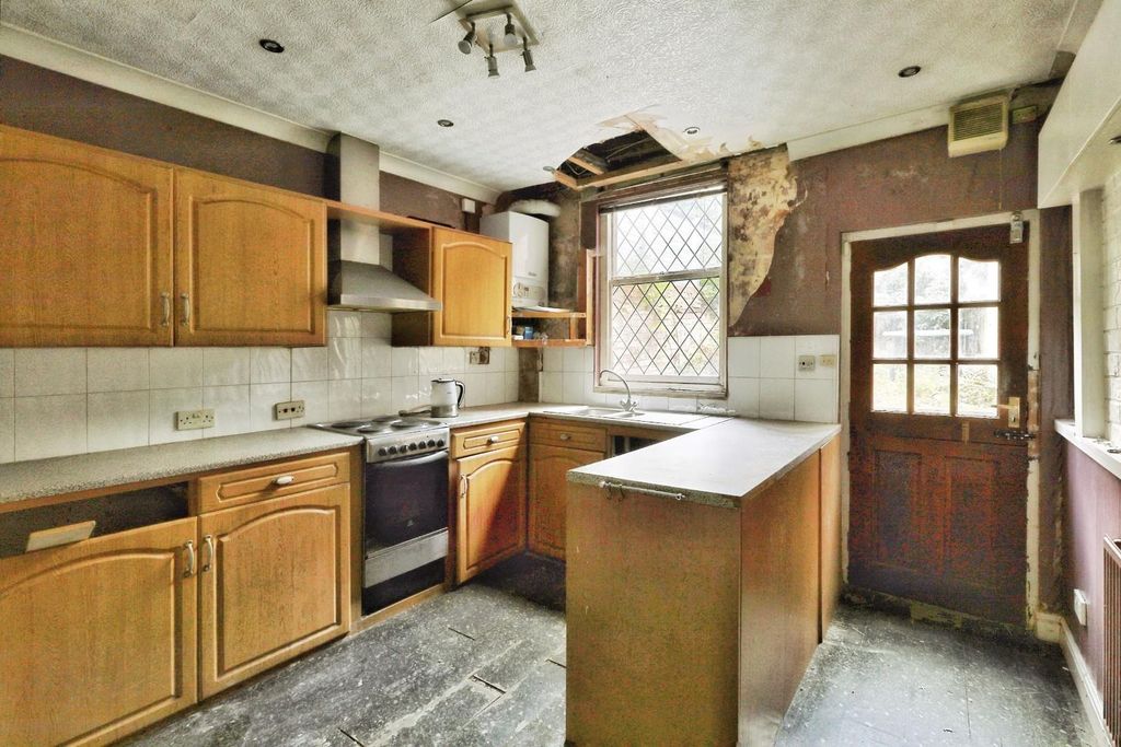 Property photo 3 of 19 Dining Kitchen