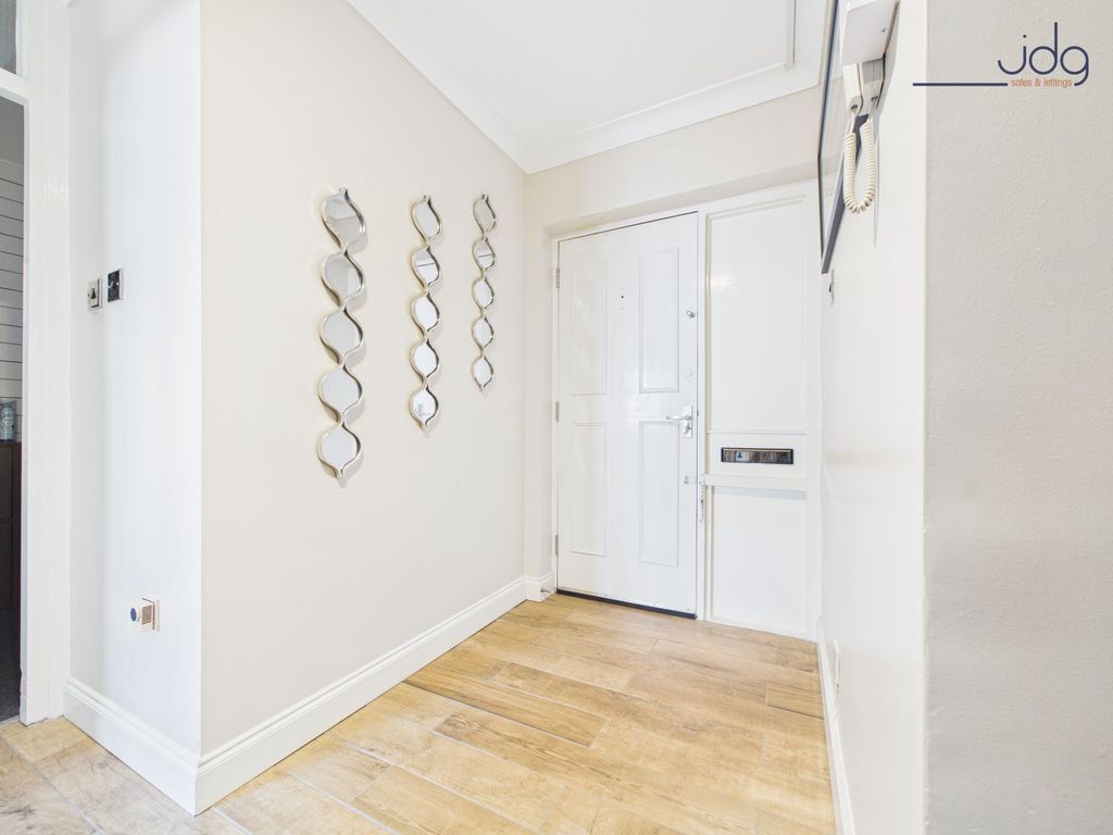 Property photo 2 of 11 Hallway