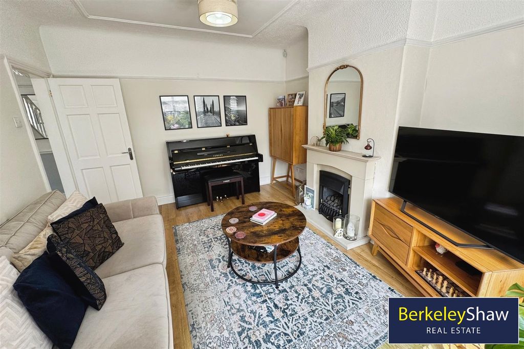 Property photo 3 of 18 Living Room (2)