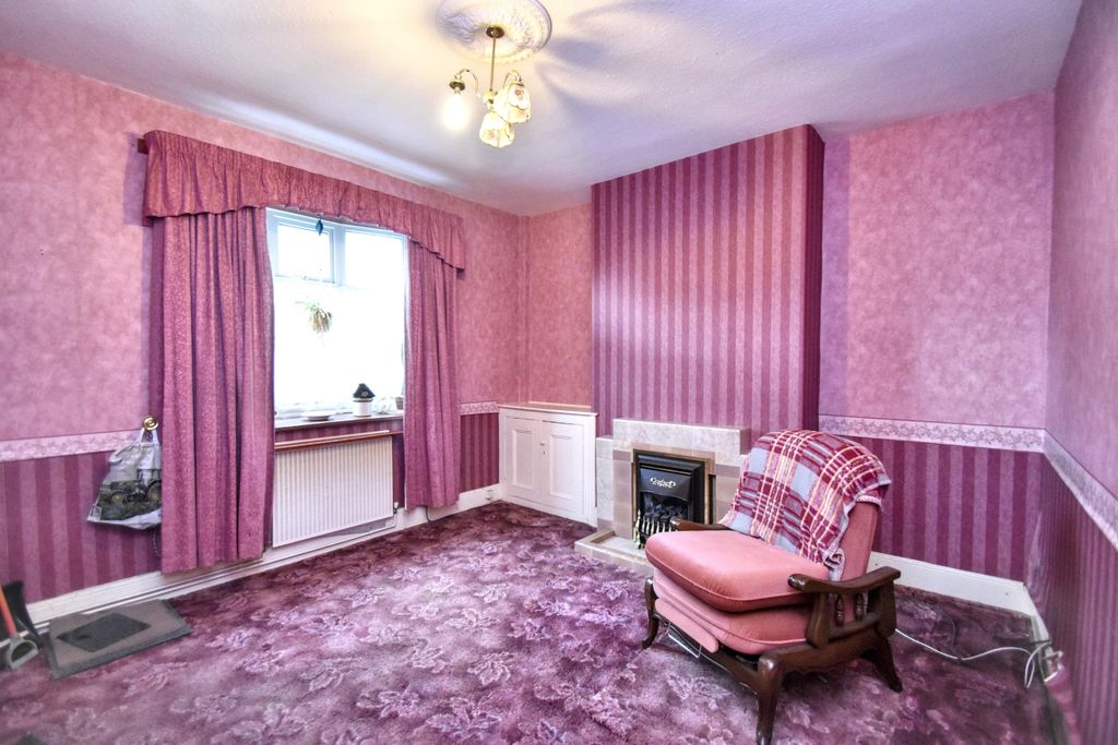 Property photo 2 of 12 Lounge