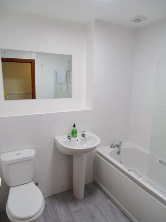 Property photo 3 of 11 Bathroom