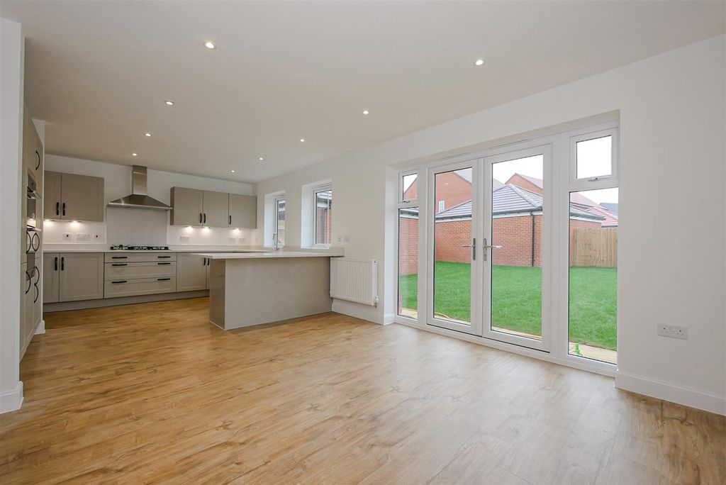 Property photo 2 of 25 Kitchen/Breakfast Room