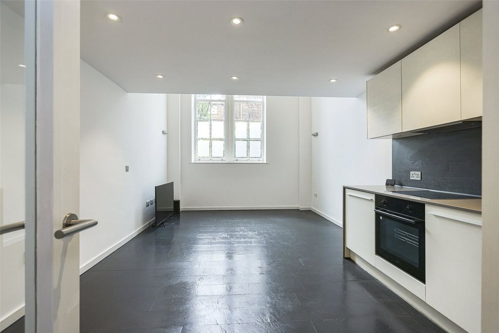 Property photo 2 of 18 Picture No. 10