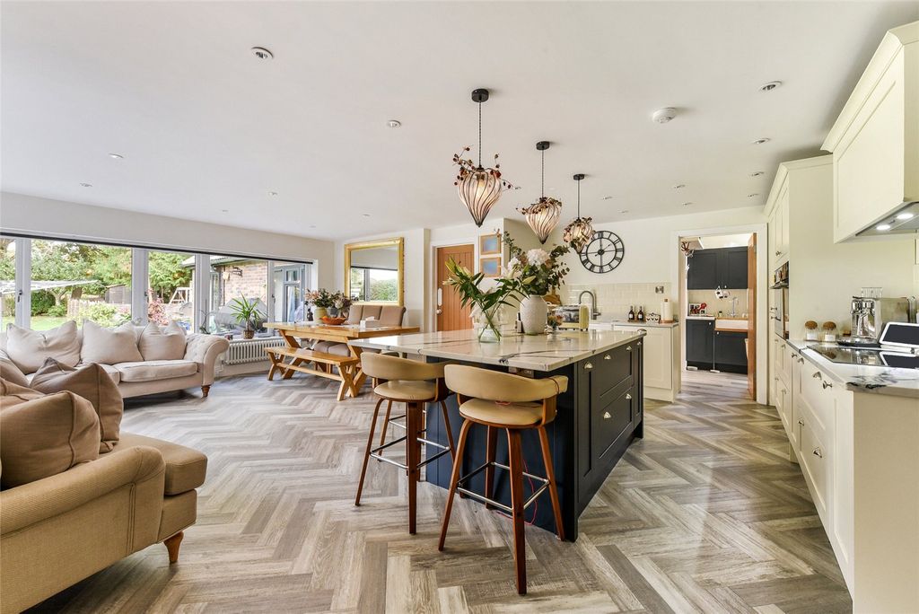 Property photo 2 of 16 Kitchen/Breakfast