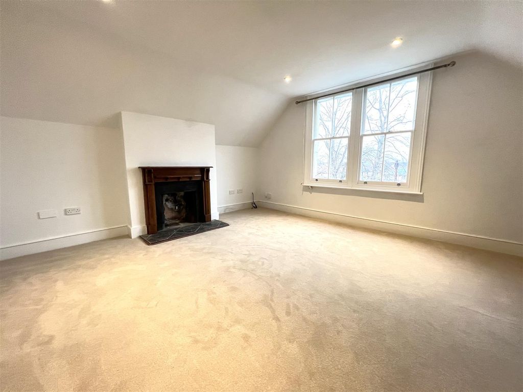 Property photo 2 of 6 Living Room .Jpg