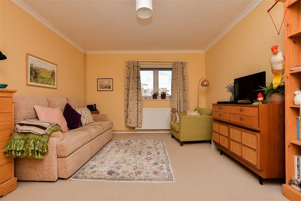 Property photo 2 of 9 Lounge