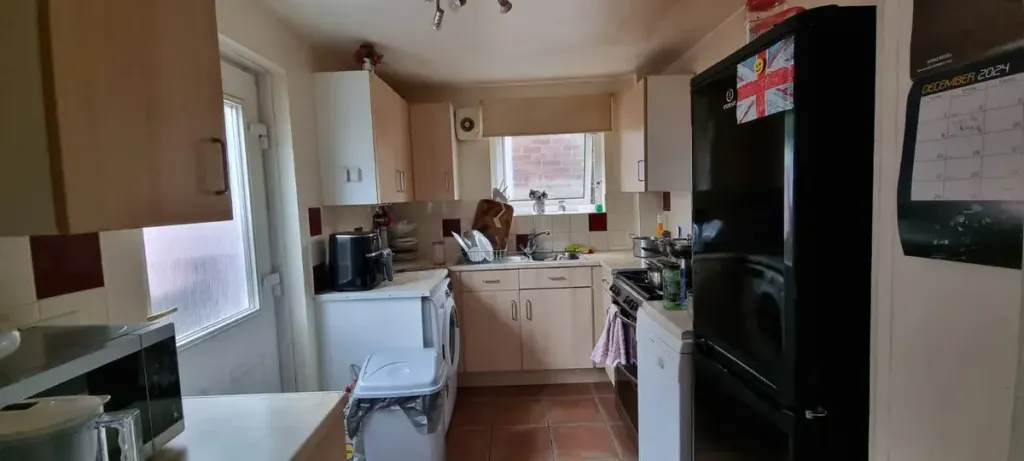 Property photo 3 of 7 Kitchen