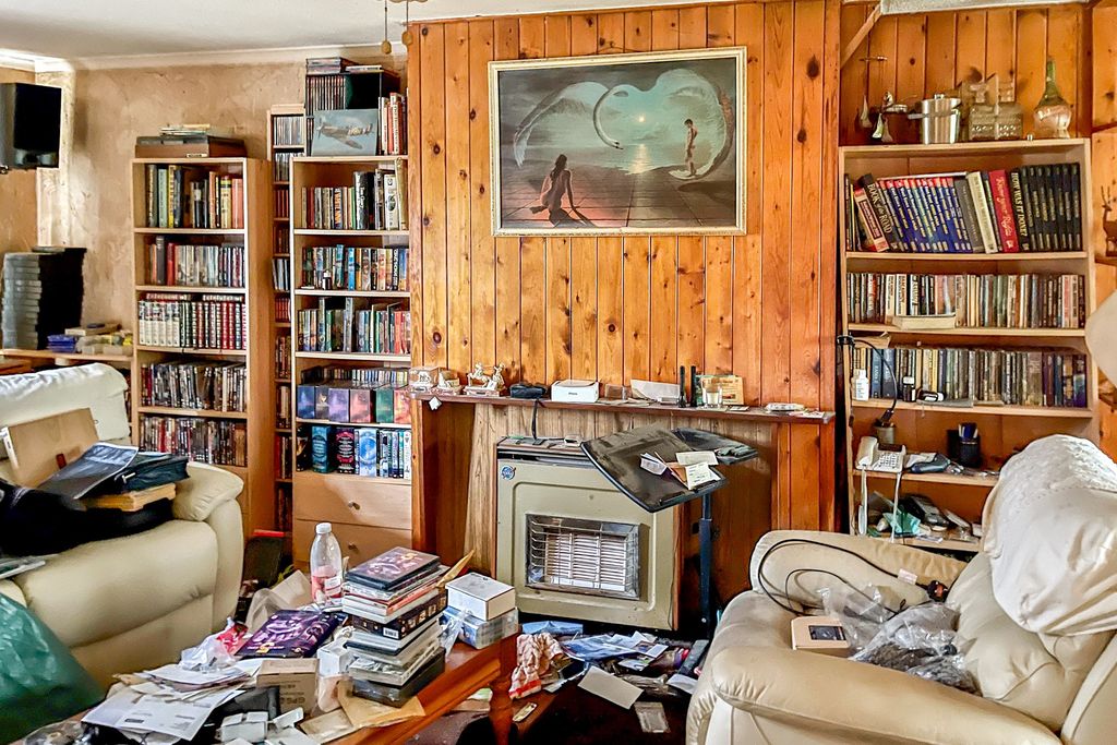 Property photo 2 of 11 2 St Georges Close, Badshot Lea, Farnham, Gu9 9Lz