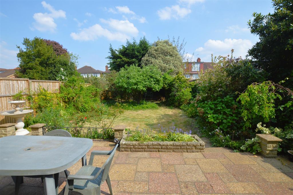 Property photo 3 of 14 33 Strathearn Avenue Garden2.Jpg