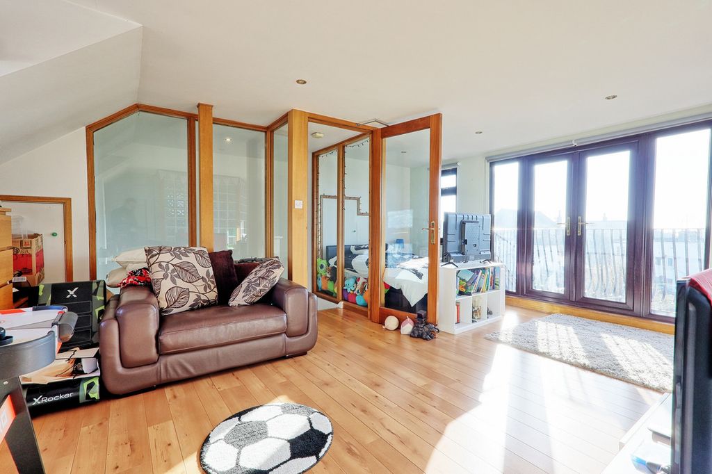 Property photo 2 of 25