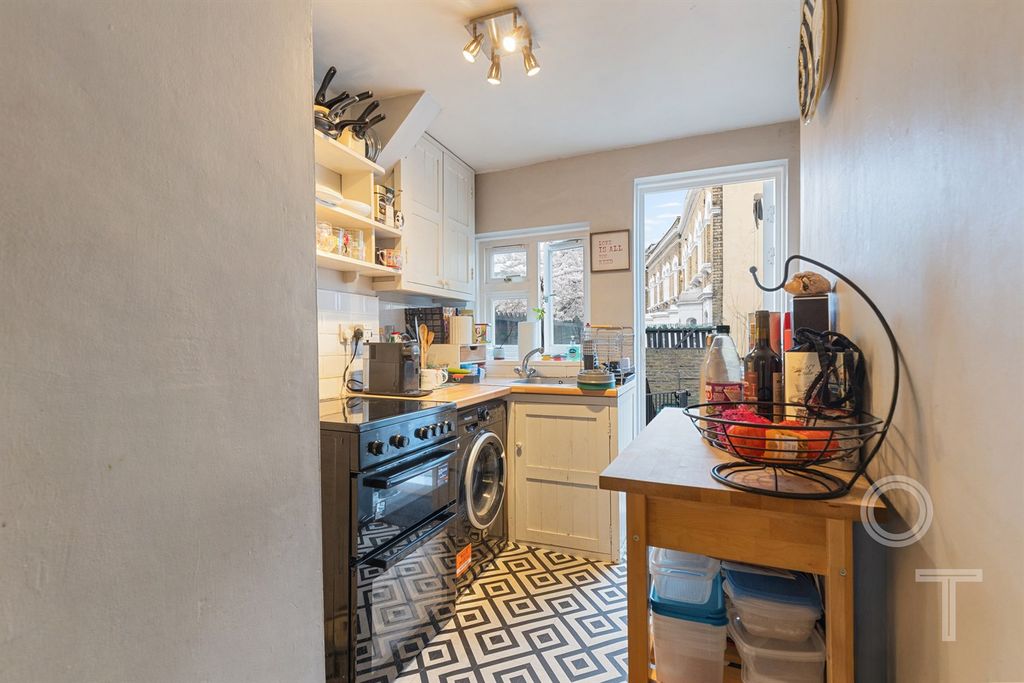 Property photo 3 of 10 Kitchen