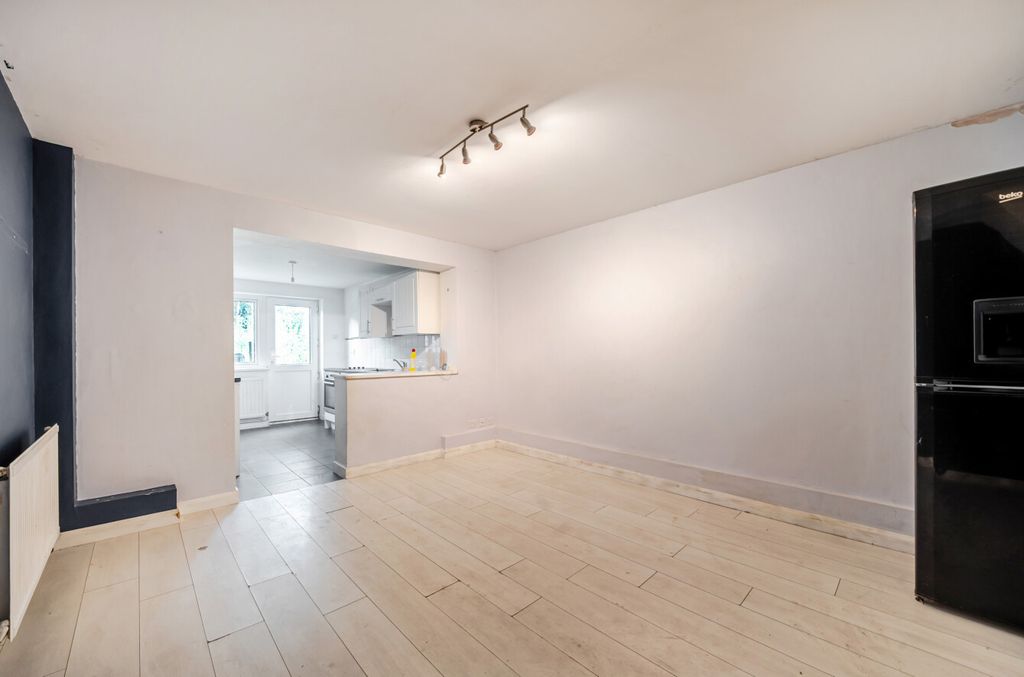 Property photo 3 of 11 1466879-9-6A181Aa...