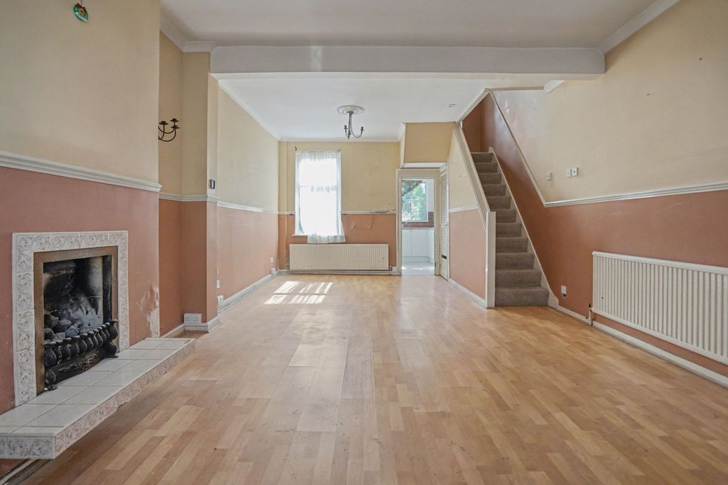 Property photo 2 of 20 100 Timbercroft Lane, London, Se18 2Sf