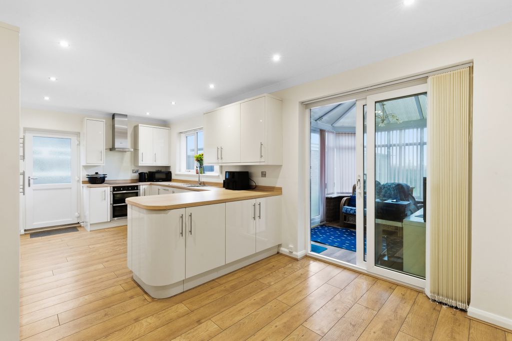 Property photo 2 of 12 Kitchen-Diner 4