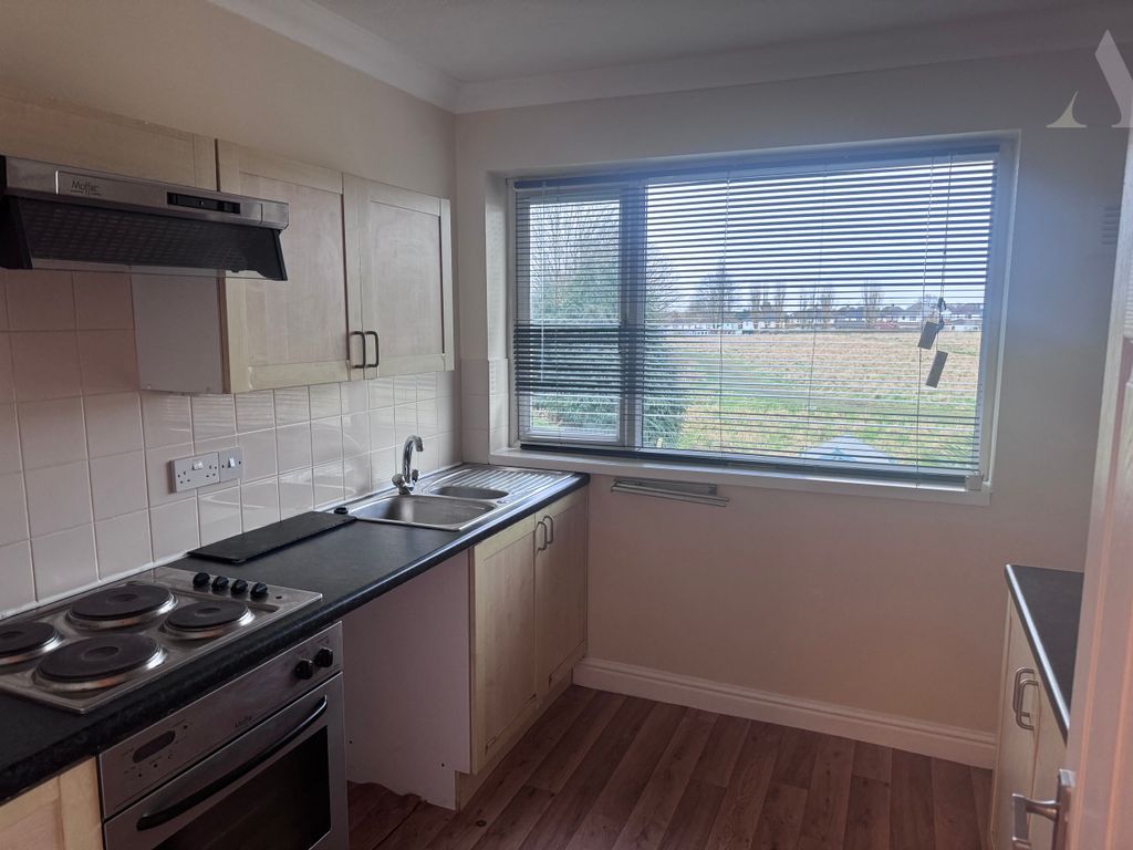 Property photo 3 of 11 65 Langham Close Kitchen 2