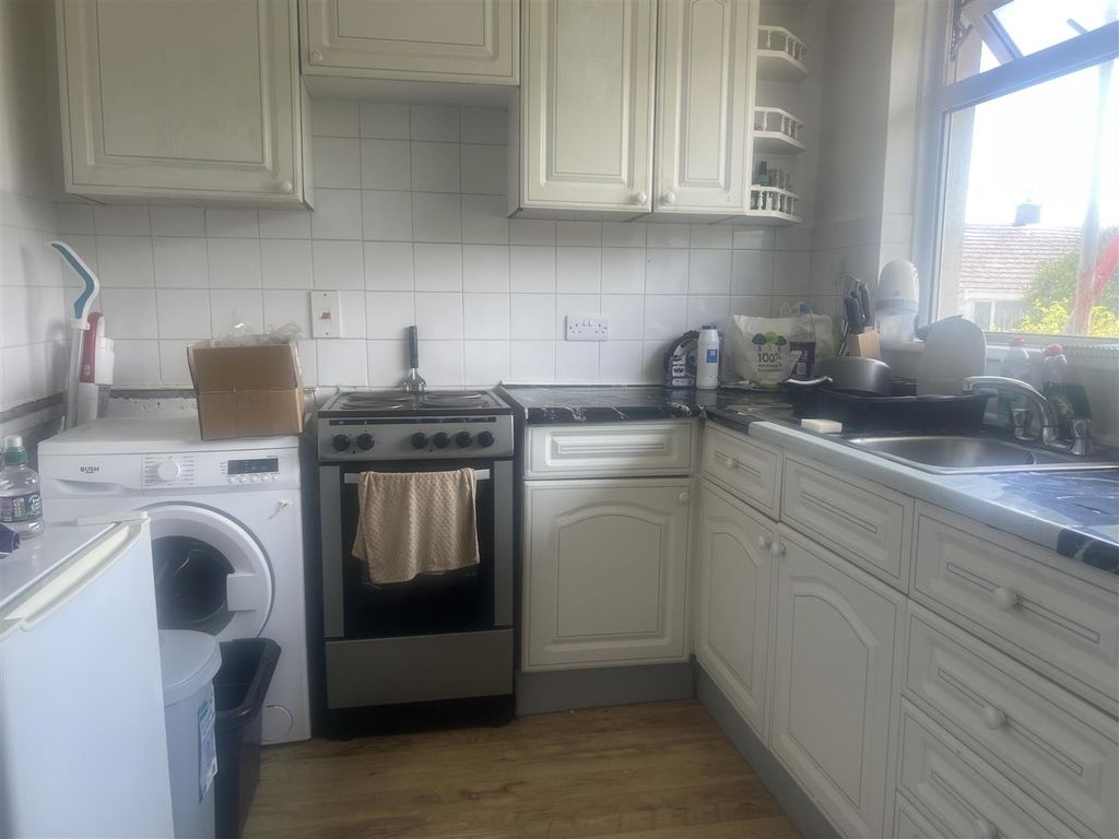 Property photo 3 of 11 Kitchen