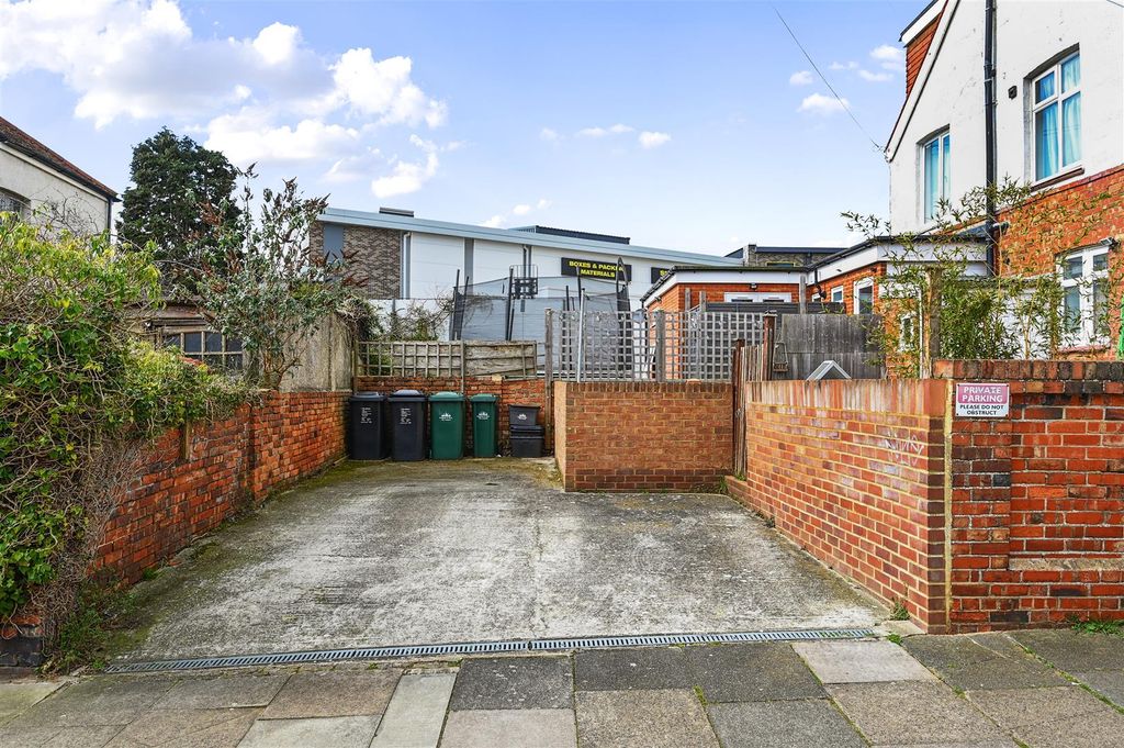 Property photo 3 of 14 Old Shoreham Rd, Bn3 (5).Jpg