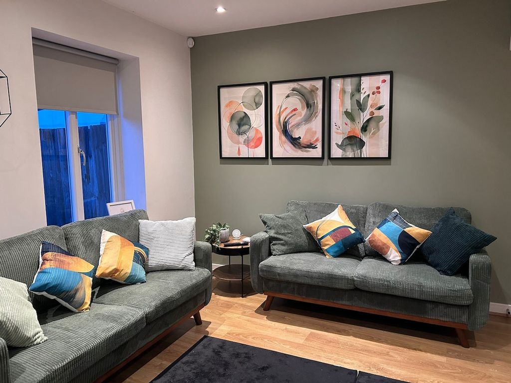 Property photo 1 of 17 Living Room