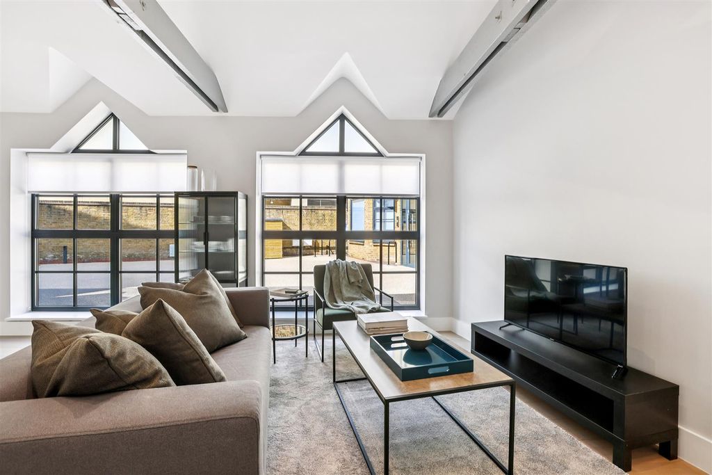 Property photo 3 of 8 Caxton Gate