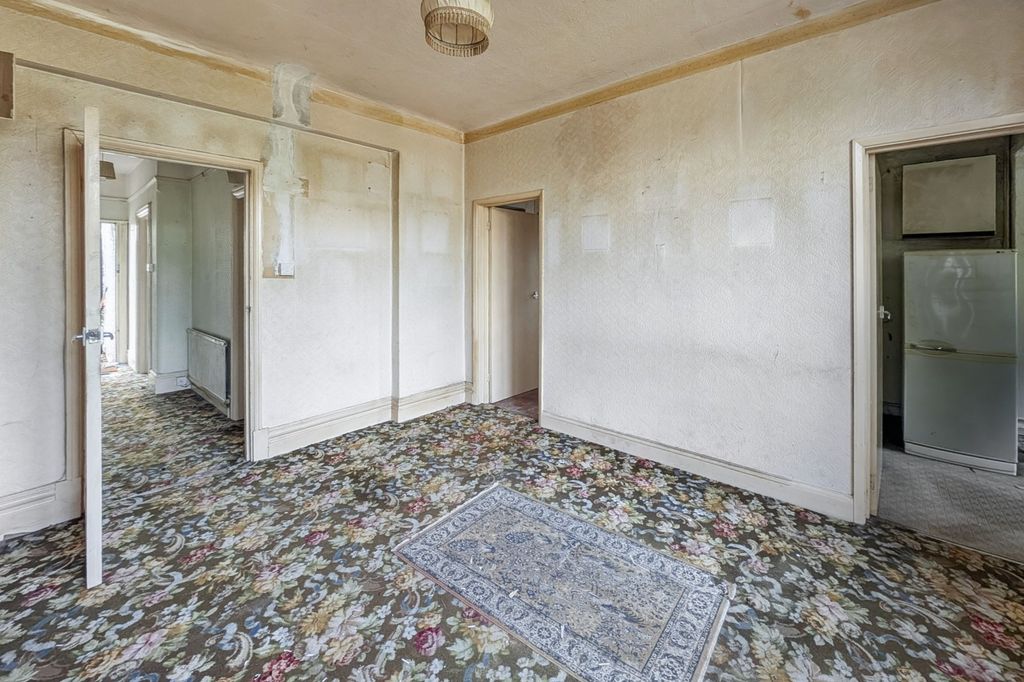 Property photo 3 of 13 8 Wales Avenue, Carshalton, Sm5 3Qn