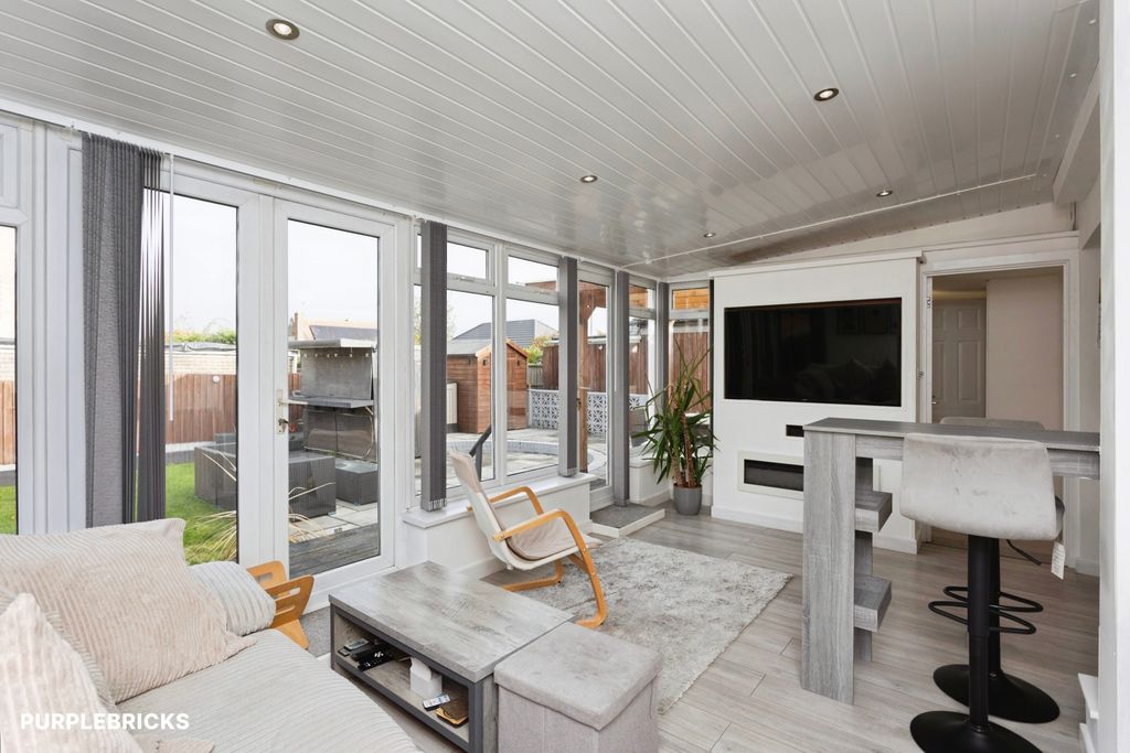 Property photo 2 of 42 Conservatory
