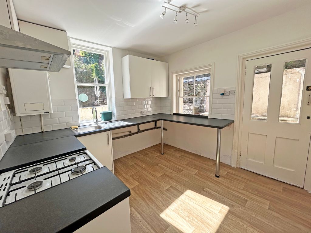 Property photo 3 of 18 Kitch 1