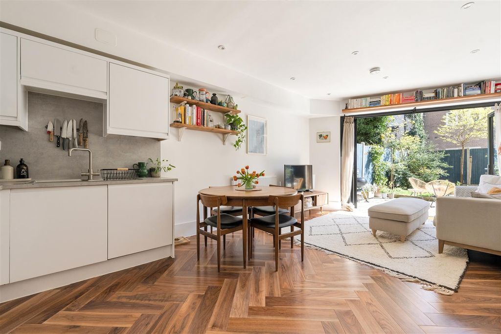 Property photo 1 of 23 Fairstone House, E7