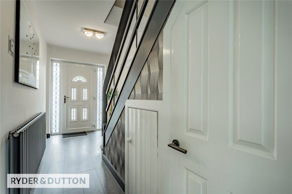 Property photo 2 of 24 Entrance Hall