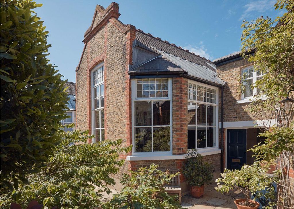 Property photo 2 of 21 Studio Front