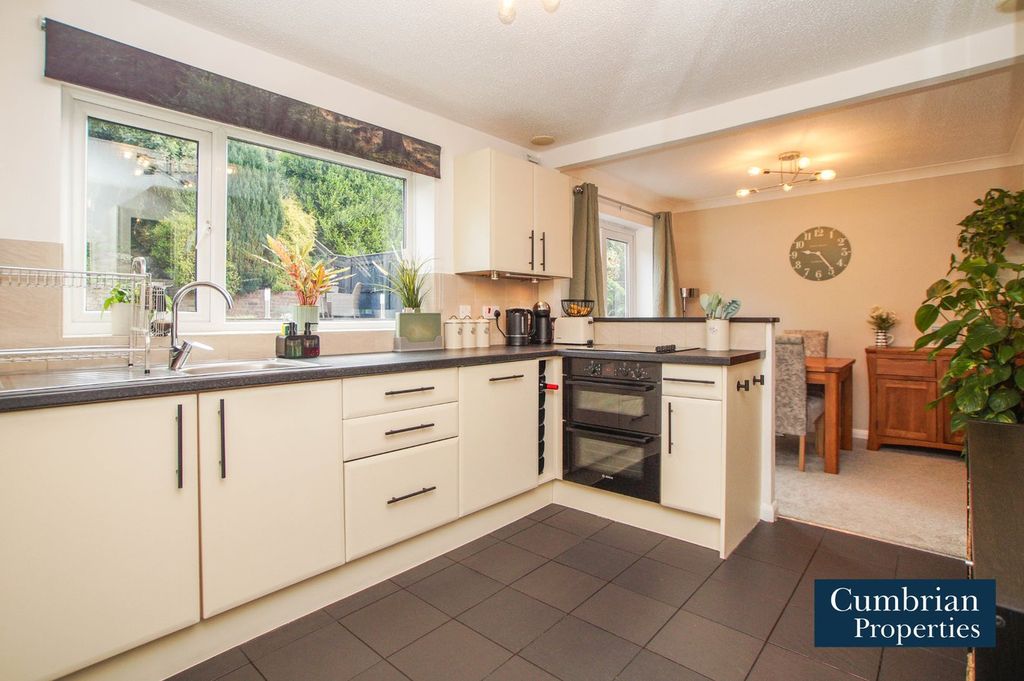 Property photo 2 of 24 Dining Kitchen