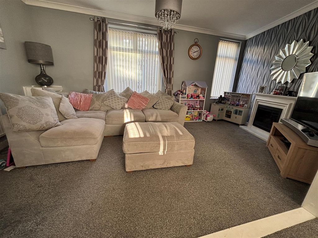 Property photo 3 of 17 Living Room\Dining Room