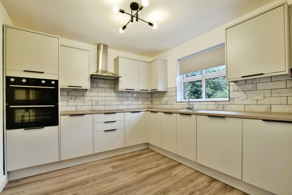 Property photo 3 of 19 Kitchen