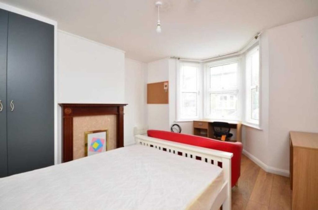 Property photo 1 of 9 Bright Double Bedroom With A Bay Window Letting In...