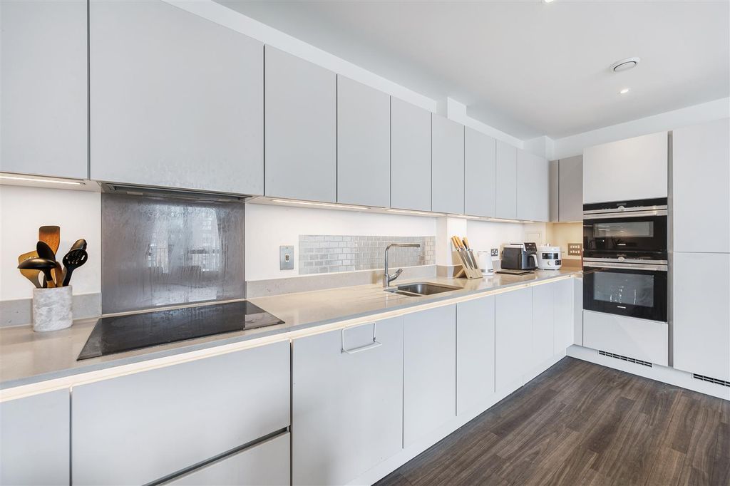 Property photo 3 of 13 40 Hopkins Court-6.Jpg