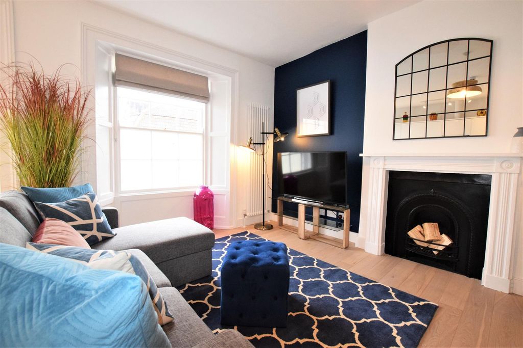Property photo 1 of 13 Living Room