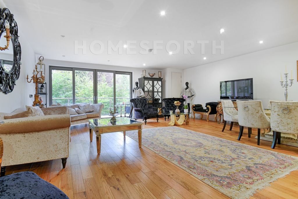 Property photo 1 of 13 Photo 11