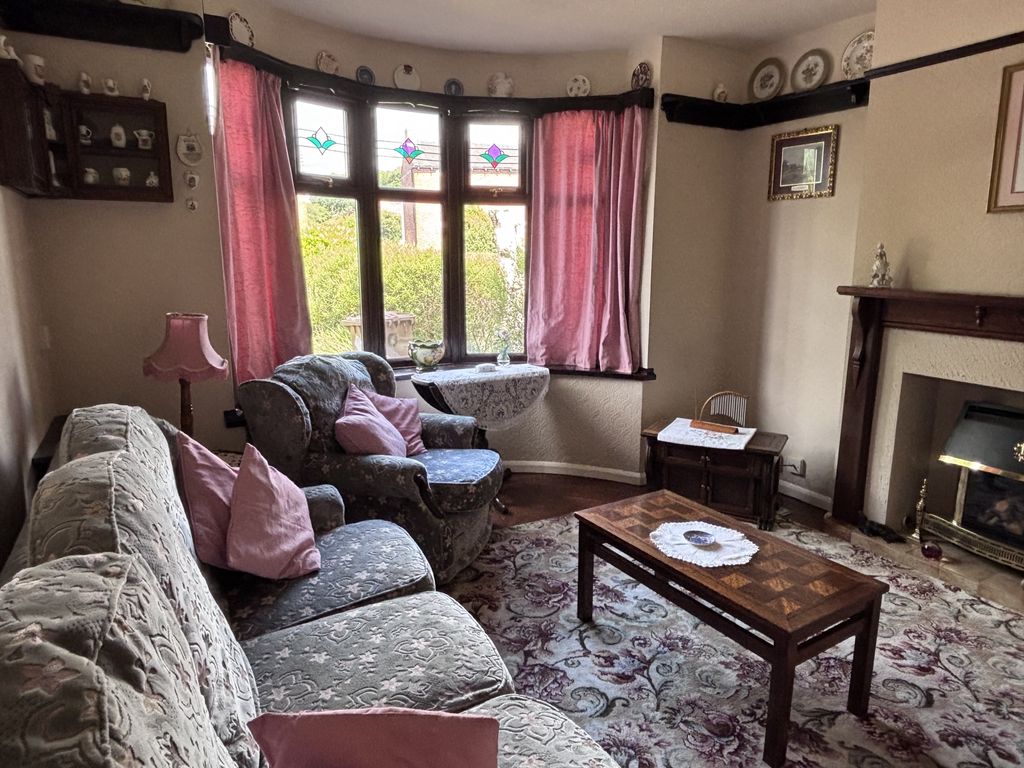Property photo 3 of 14 Lounge