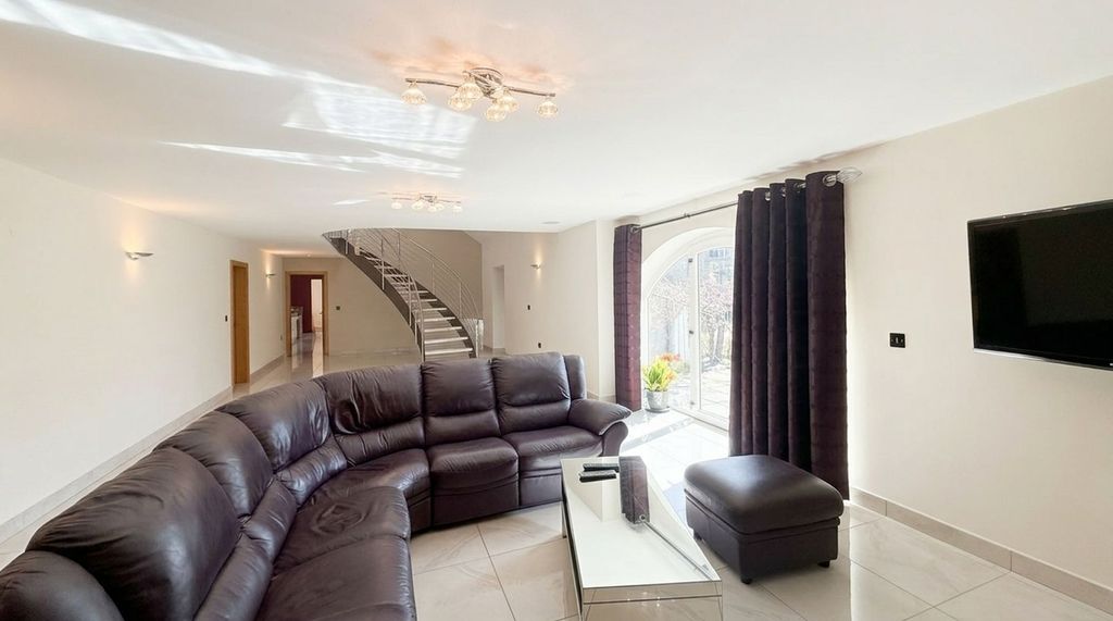 Property photo 2 of 23