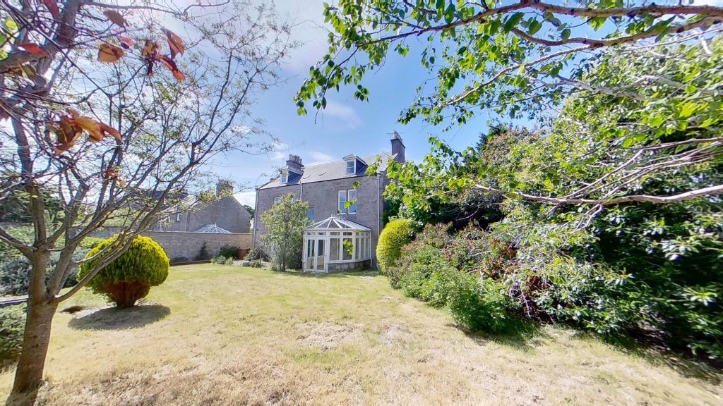Property photo 2 of 31